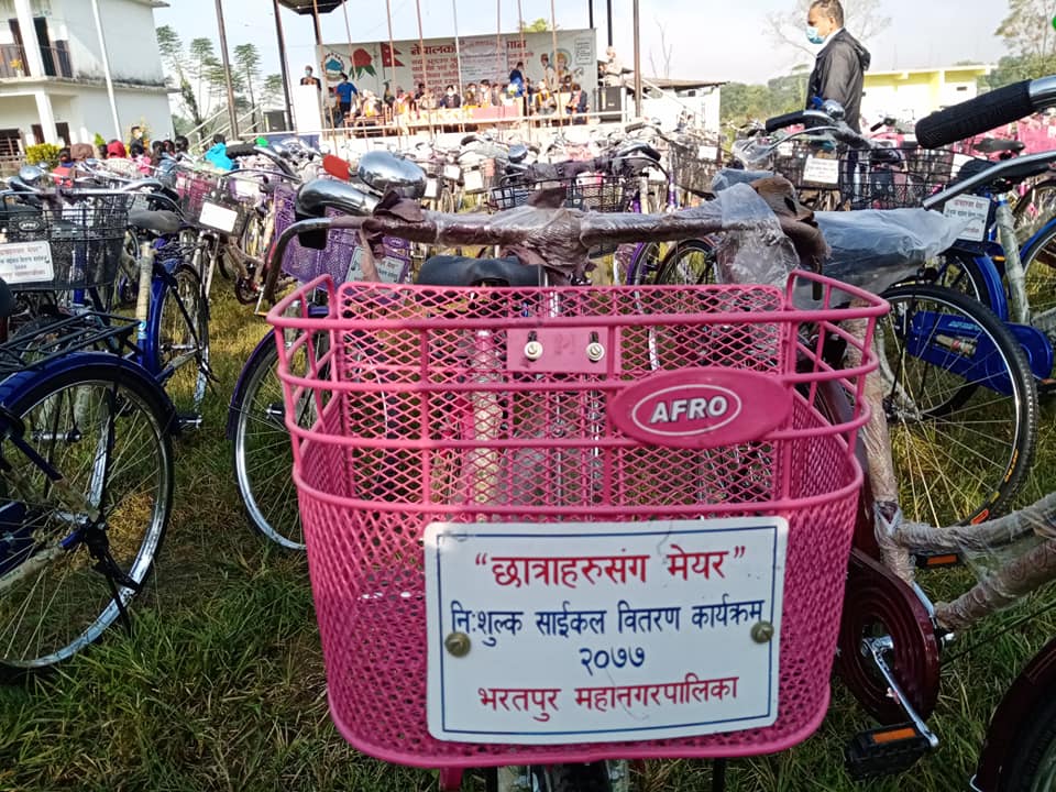 २९६ छात्रालाई महानगरद्वारा साइकल वितरण