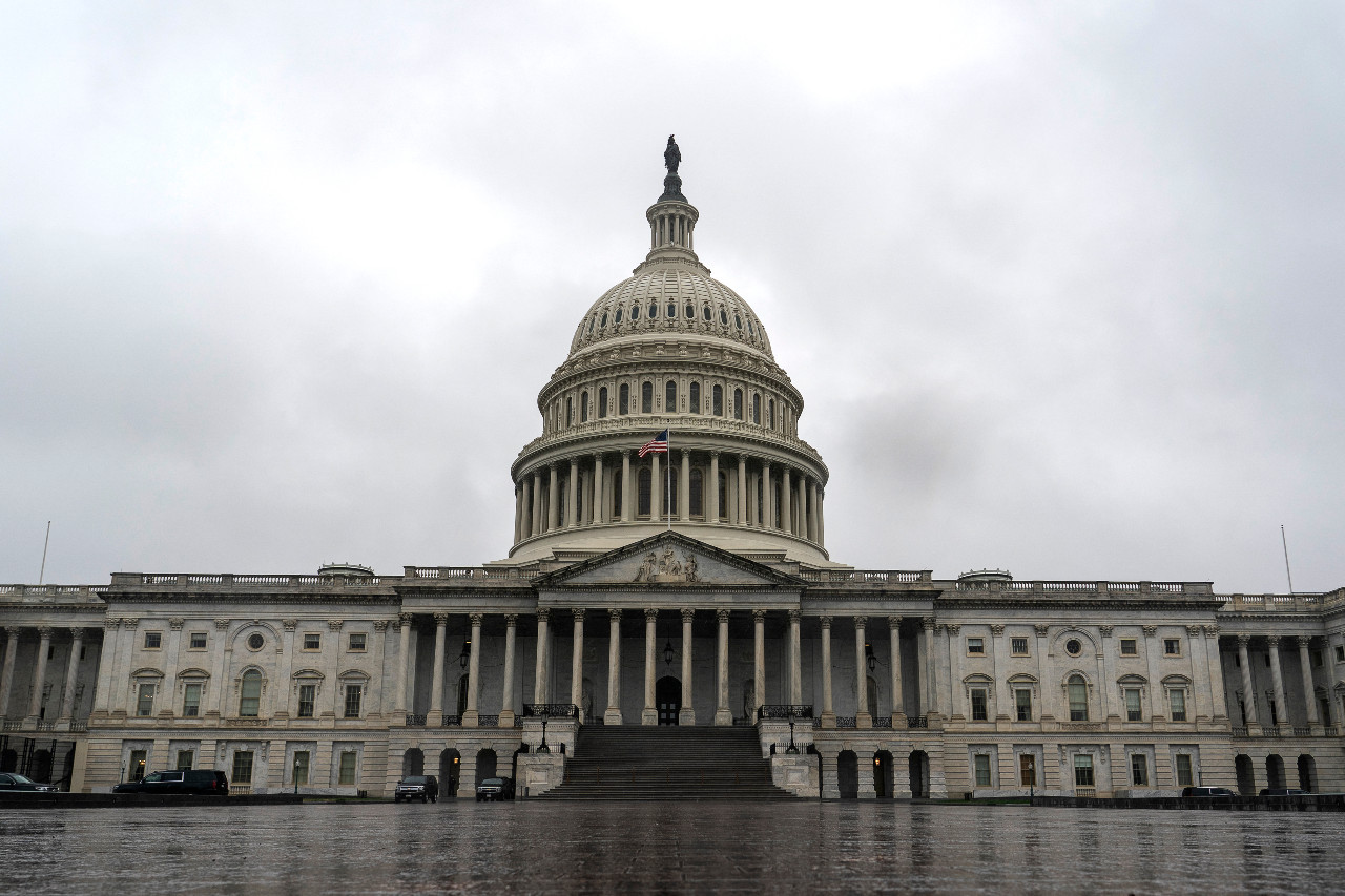 US lawmakers reach deal on $900 bn stimulus package