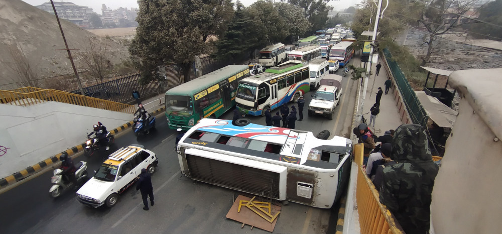 भद्रकालीमा बस दुर्घटना हुँदा तीन घाइते