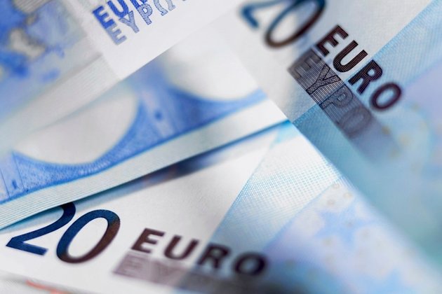 Europe markets sink in opening deals