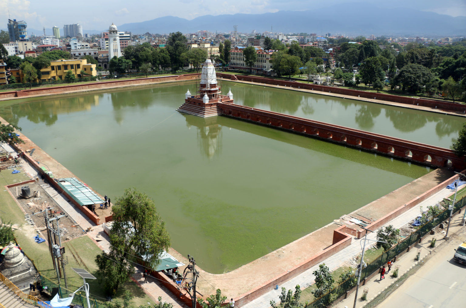 रानीपोखरीबाट लेउ निकालिँदै