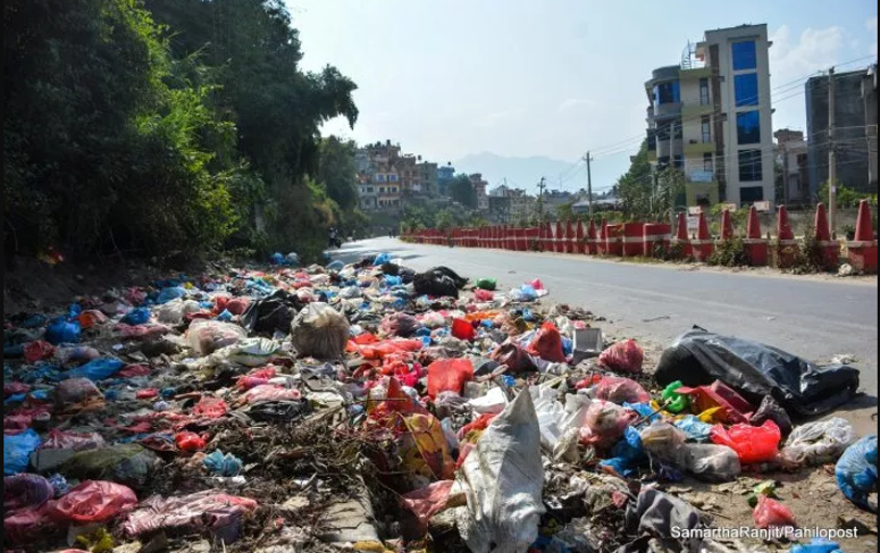 सडक छेउ र नदी किनारमा फालिएको फोहोरले प्रदूषण