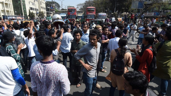 बङ्लादेशमा प्रहरी र प्रदर्शनकारीबीच झडप, दर्जनौ घाइते