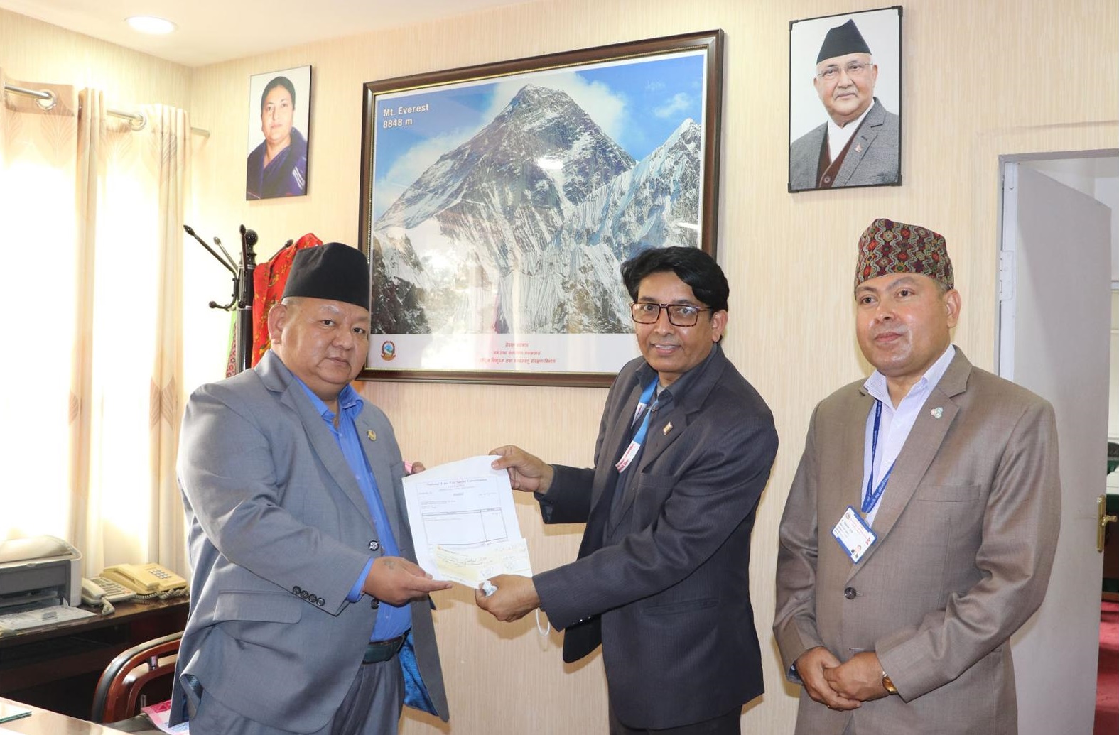 चिडियाखानाका हात्तीको आहाराका लागि वनमन्त्रीद्वारा रु सवा लाख प्रदान