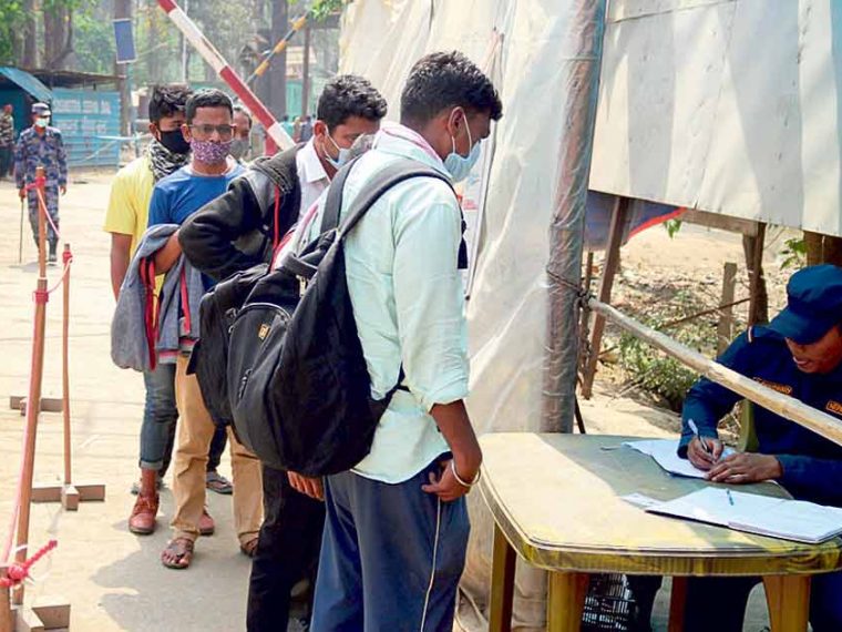 भारतबाट फर्किनेमा दिनहुँ कोरोना सङ्क्रमणः क्वारेन्टिन नबस्नेलाई कारवाही