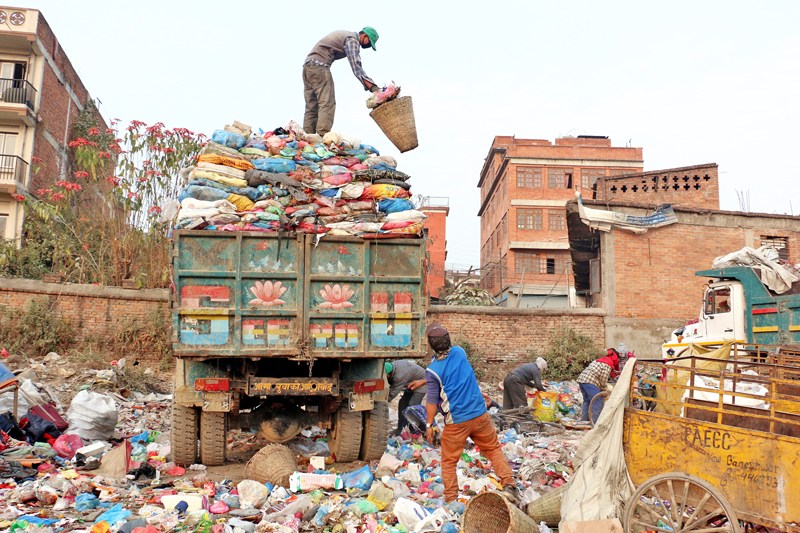 कर उठाउने नगरपालिकाले फोहर उठाउँदैन
