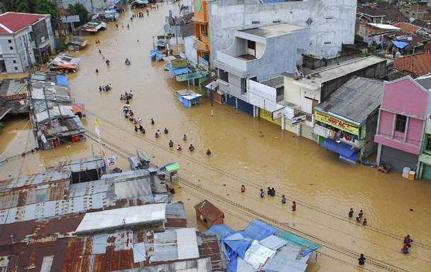 इन्डोनेसियामा बाढी र पहिरोमा परी मृत्यु हुनेको संख्या ५५ पुग्यो