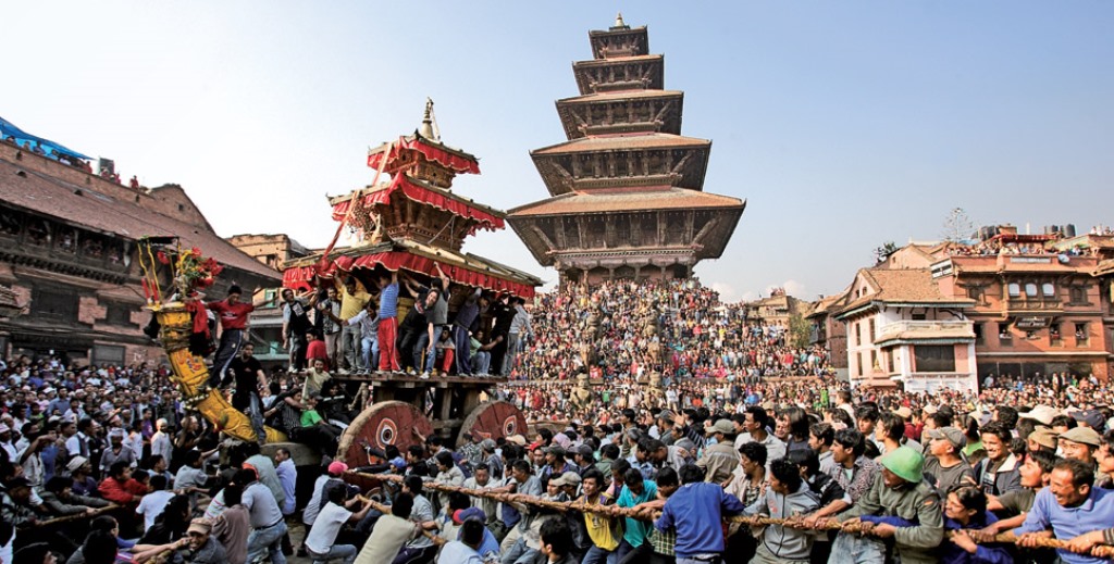बिस्केट जात्राको रथ तान्दा १९ घाइते, मध्यराति ढुङ्गा हानाहान
