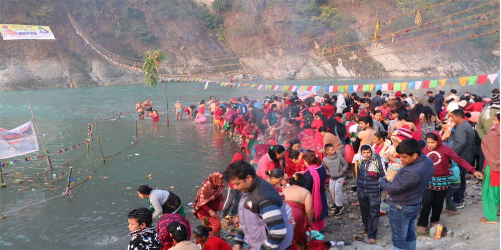 देवघाटमा स्नान गर्नेको भीड