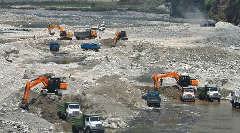 अवैध उत्खनन गर्ने १३ सवारी नियन्त्रण