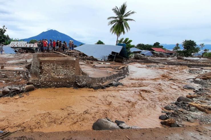 Aid flows into cyclone-struck Indonesia as death toll rises