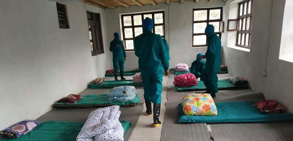 बैतडीको समस्या– सङ्क्रमितहरु संस्थागत आइसोलेशनमा बस्नै मान्दैनन्