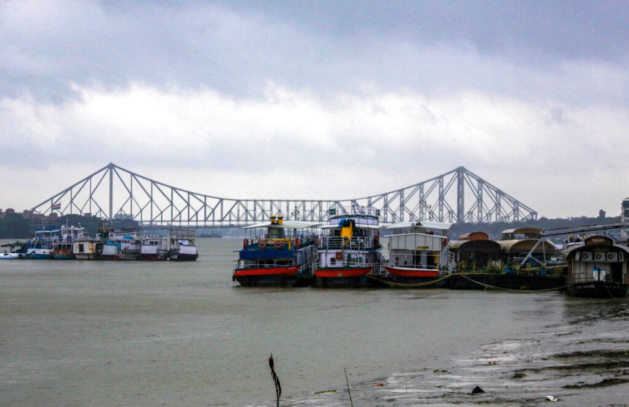 Cyclone lashes India, Bangladesh after 1.1M evacuated