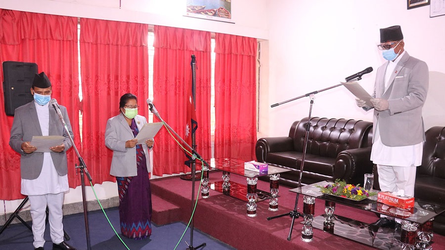 कर्णाली प्रदेश सरकारका नवनियुक्त दुई मन्त्रीले लिए शपथ