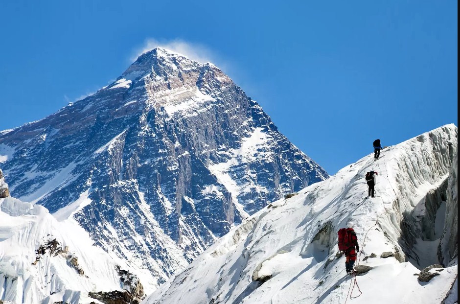 सगरमाथामा एकैदिन ८० आरोही