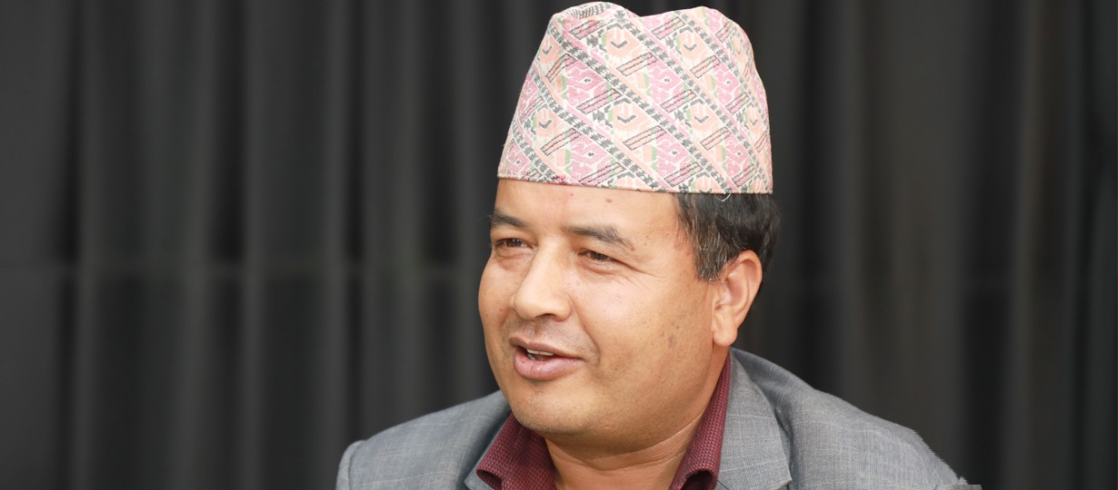 सांसद बस्नेतद्वारा नगरपालिकालाई एम्बुलेन्स हस्तान्तरण