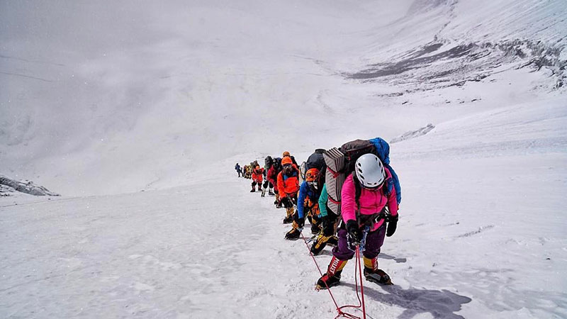 एकै दिन १५० आरोहीले सगरमाथा चढे