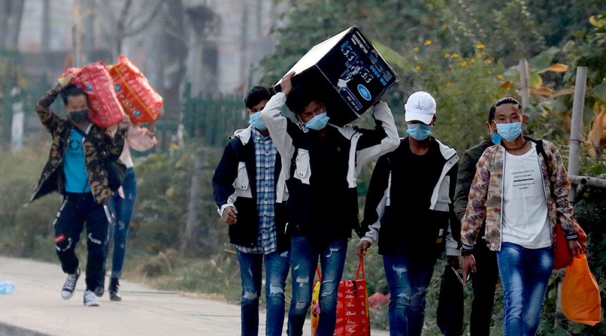 रोगभन्दा भोकको डर बढी, महामारीमै भारत फर्कँदै मजदूर