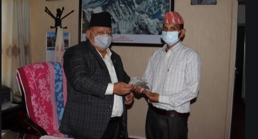 घाइते परिवारलाई मन्त्री आलेको सहयोग