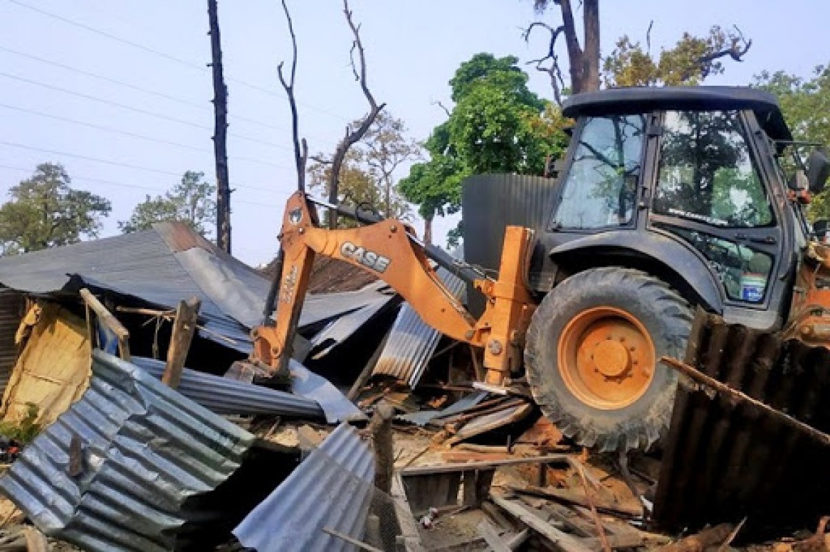 सुकुम्बासीका नाममा सामुदायिक वनमा बनाइएका अवैध टहरा हटाइयो