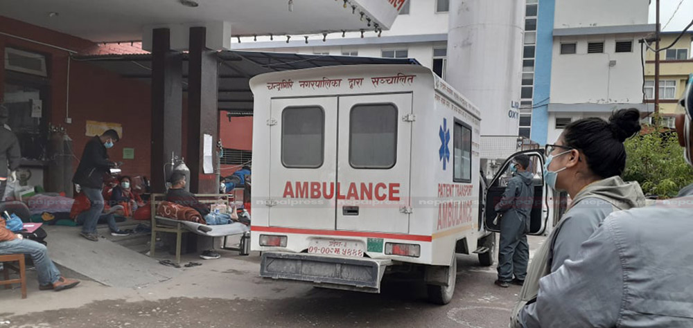 एम्बुलेन्स चालकका पीडा “हामी त जोखिममा छौँ नै हाम्रा कारणले परिवार समेत जोखिममा छ ”