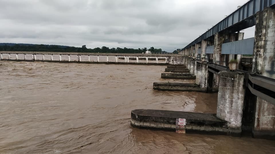 पानीको बहाव बढ्न थालेपछि गण्डक ब्यारेजका सबै ढोका खोलीयो