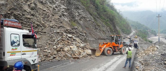 पहिराले अवरुद्ध पृथ्वी राजमार्ग पुनः सञ्चालन