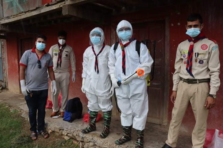 वा नेपाल स्काउट :कोभिड संक्रमित भएकाहरुको घरघरमा पुगेर डिस्इनफेक्ट गर्दै हेटौंडाका स्काउटहरु