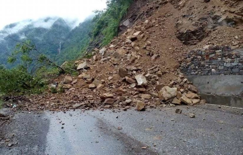 बाढीले बेँसीशहर—चामे सडक अवरुद्ध