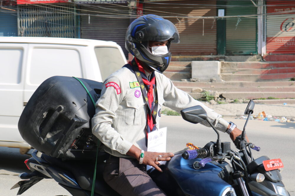 कोरोना विरुद्ध जनचेतना जगाउन स्पीकर बोकेर टोल-टोलमा पसे नेपाल स्काउटका स्वयंसेवक