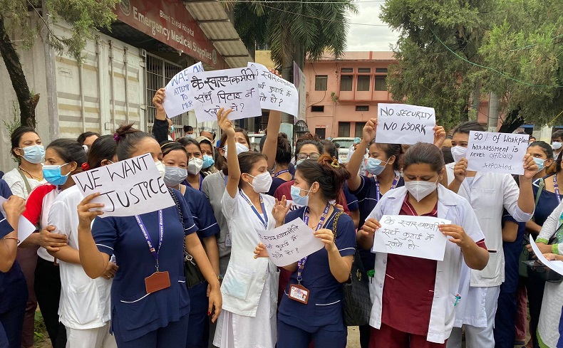 महामारीसँगै आक्रमण झेल्दै छन् नेपालगञ्जका स्वास्थ्यकर्मी
