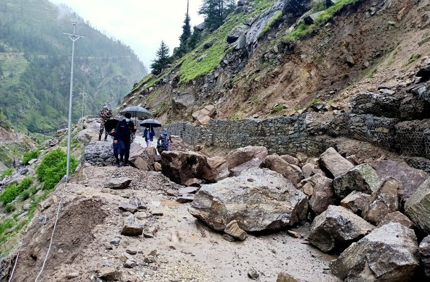 पहिराका कारण मनाङमा सडक ठप्प