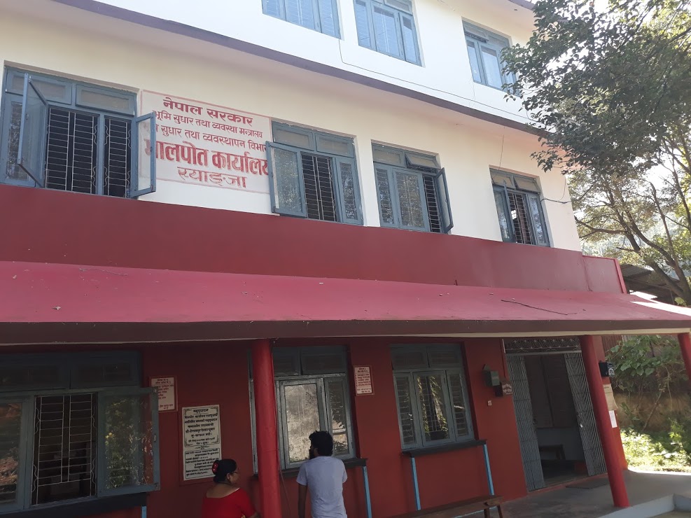 वालिङमा रहेको मालपोत कार्यालयले बारअनुसार सेवा प्रवाह गर्दै