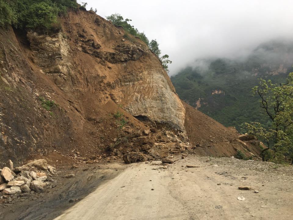 जथाभाबी खनिएका सडकले बढायो पहिराको जोखिम