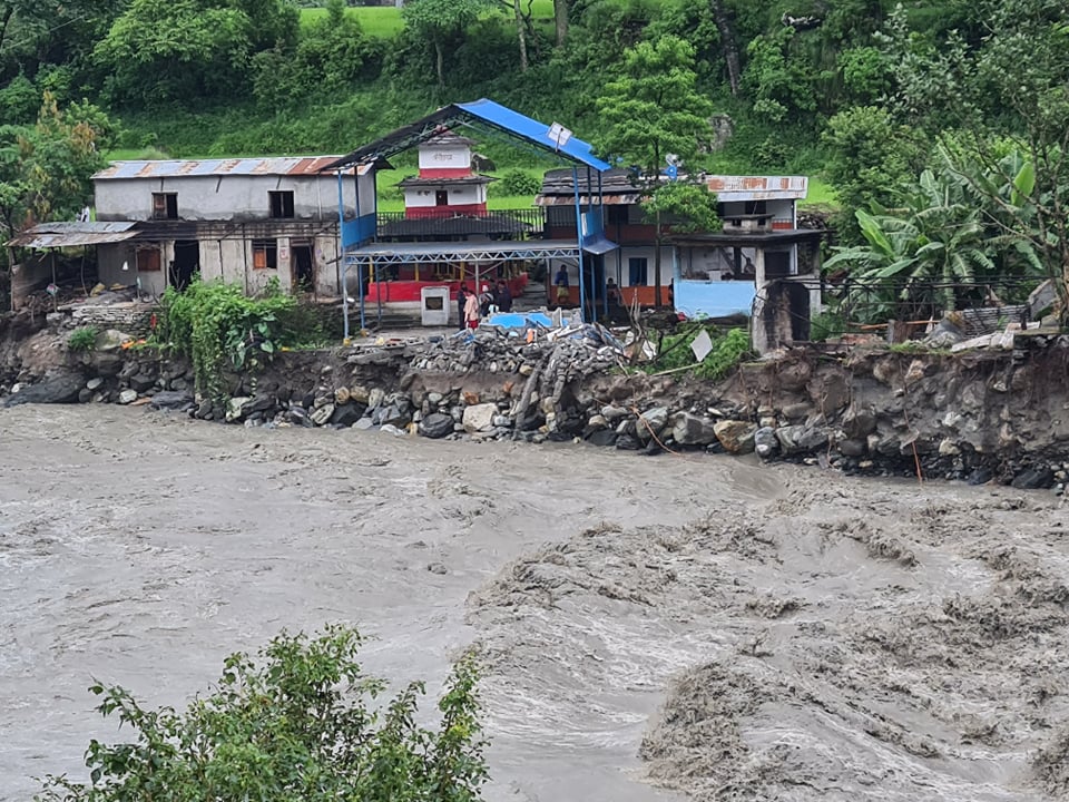 कालीगण्डकीले ९ घर बगायो