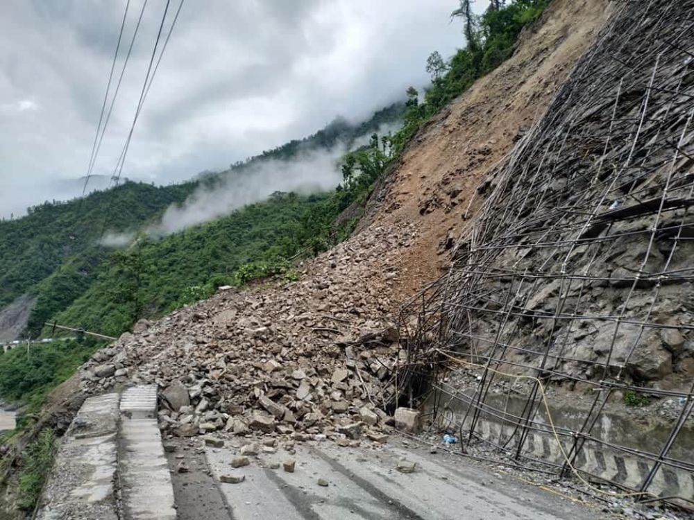वर्षाले अवरुद्ध भएका गाउँका सडक अझै खुलेनन्