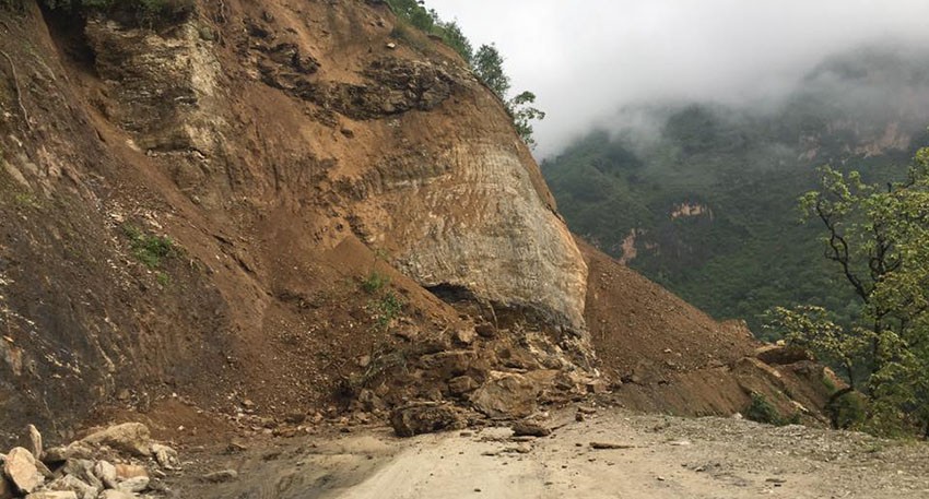 पहिरो खसेका कारण मध्यपहाडी राजमार्ग अवरुद्ध