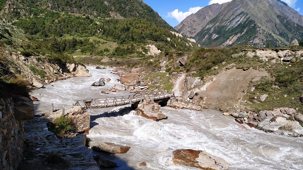 व्यासमा खाद्यान्न ढुवानी गर्न सशस्त्र प्रहरीलाई सास्ती
