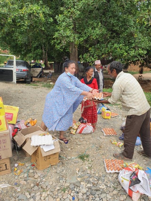 छोराको पढाई खर्च कटाएर निलिमा गुरुङले वितरण गरिन् दुई लाख बराबरको खाद्यान्न,मास्क र स्यानिटाईजर