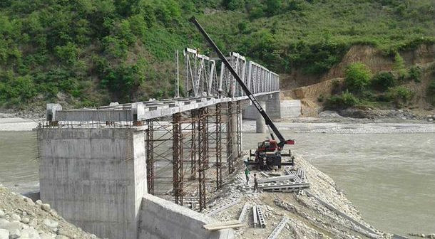 पहुँचको भरमा ठेक्का लिँदै, अलपत्र पार्दै