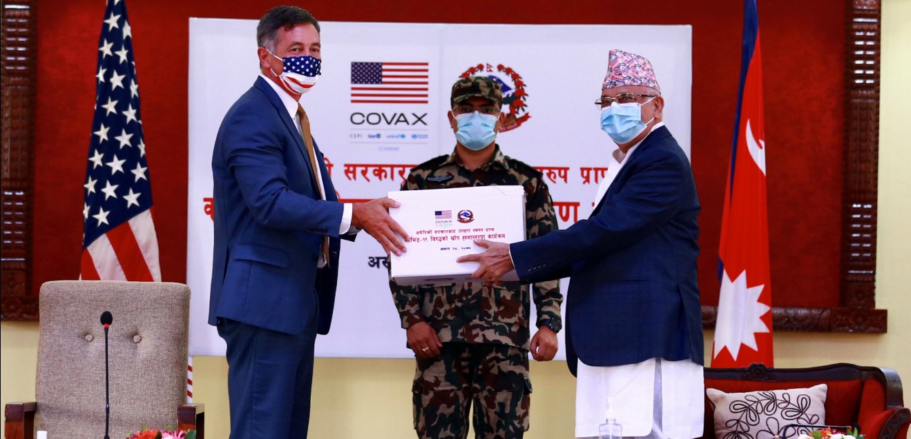 अमेरिकी राजदूत बेरीद्वारा प्रधानमन्त्री ओलीलाई १५ लाख डोज खोप हस्तान्तरण