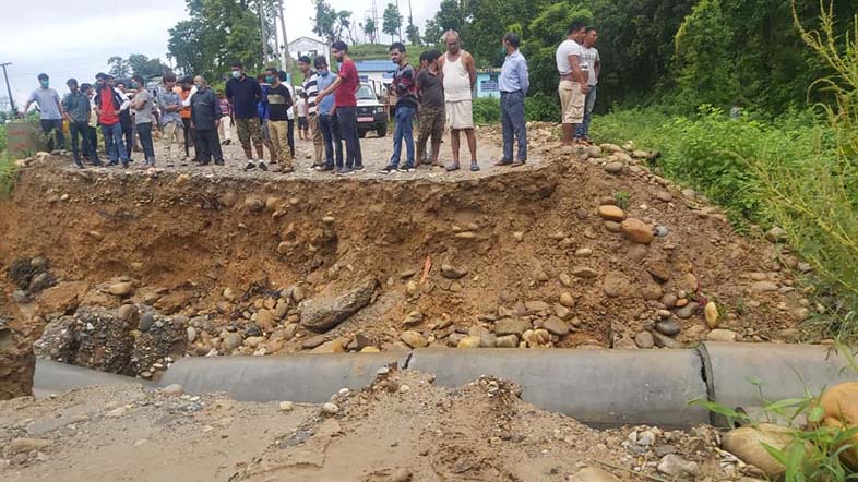 गैंडाकोटमा डाइभर्सन बगाउँदा राजमार्ग अवरुद्ध