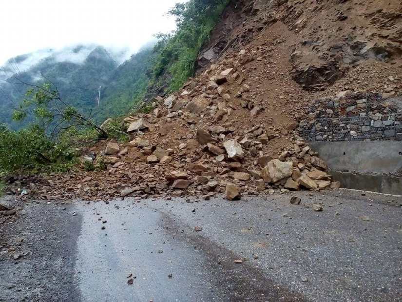 लगातारको वर्षाले सडक अवरुद्ध