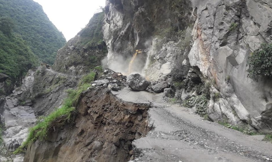 मुख्य राजमार्गमै पहिराको जोखिम
