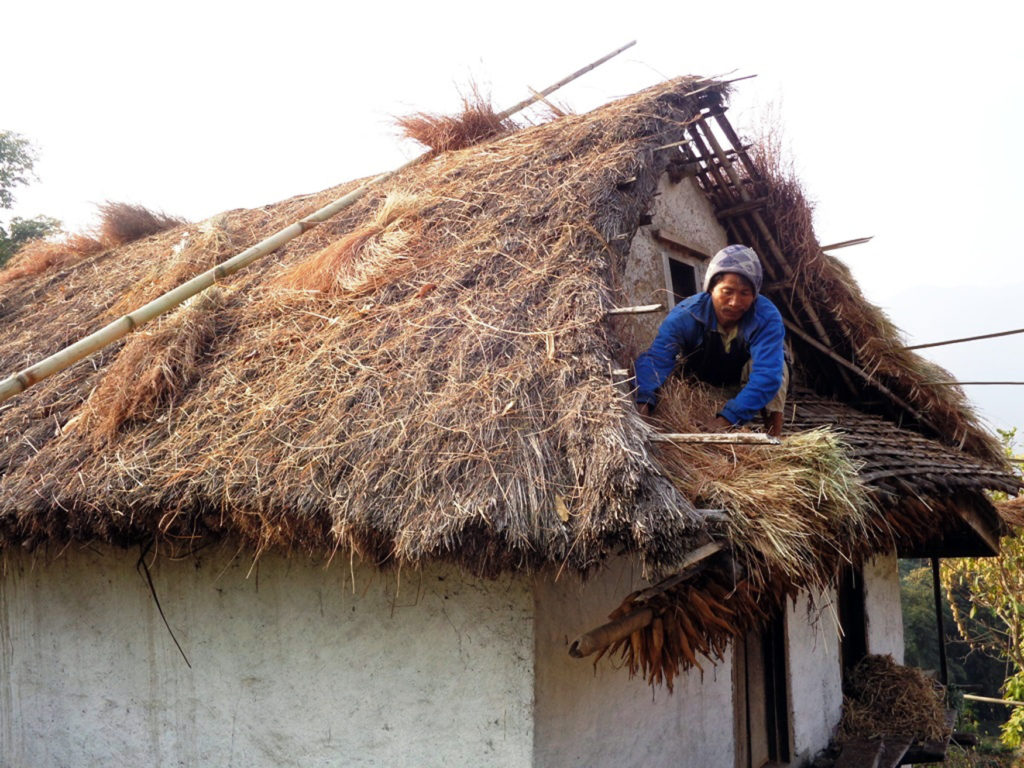 वालिङका २५६ खरका छाना हटाएर जस्तापाता
