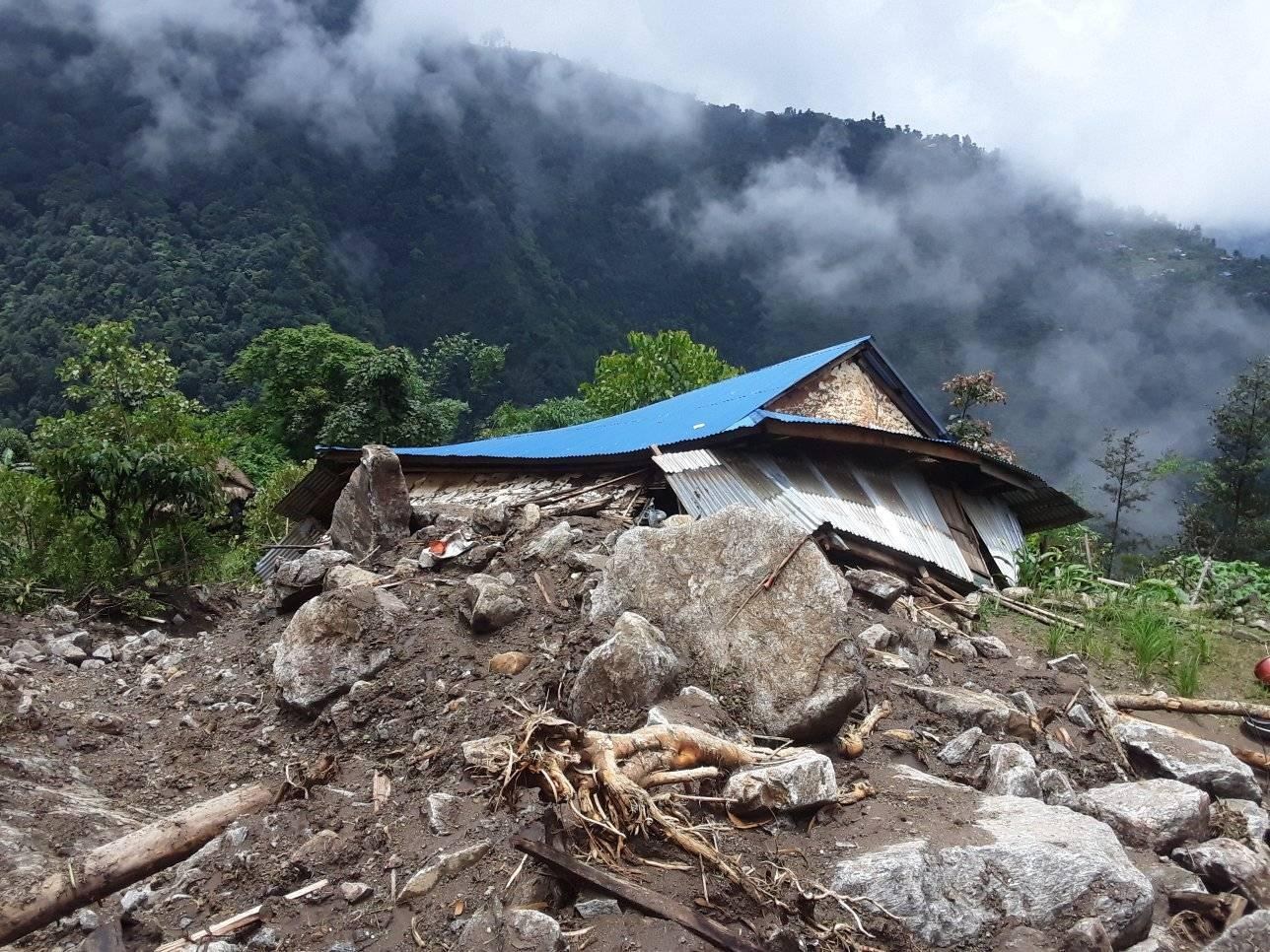 लगातारको वर्षाले तुम्कोट गाउँमा पहिरो
