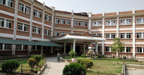 भरतपुर अस्पतालका चिकित्सक र कर्मचारी १२ नबज्दै बाहिरिन्छन्