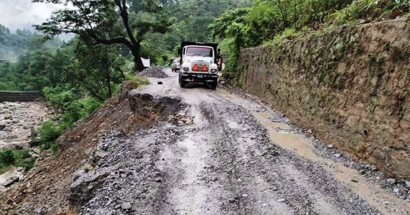 निरन्तरको झरीले यात्रा कष्टकर