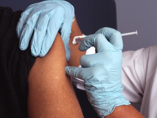 ज्येष्ठ नागरिकलाई घरघरमै कोरोना विरुद्धको खोप