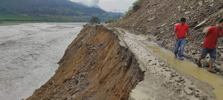 हेलम्बु राजमार्ग अवरुद्ध